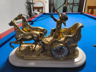 Reloj de bronce con base de mármol