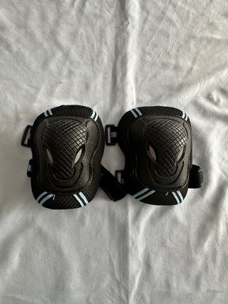 Patines en línea con protecciones, casco y funda.