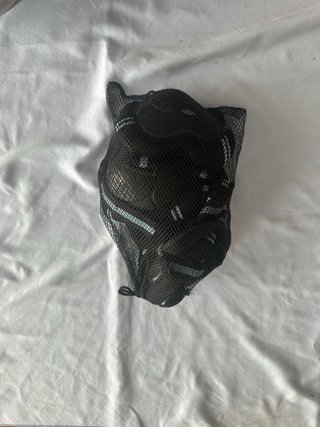 Patines en línea con protecciones, casco y funda.