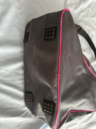 Patines en línea con protecciones, casco y funda.