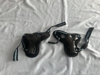 Patines en línea con protecciones, casco y funda.