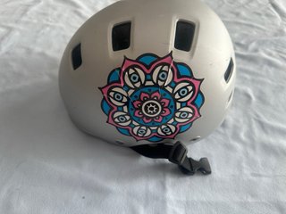 Patines en línea con protecciones, casco y funda.