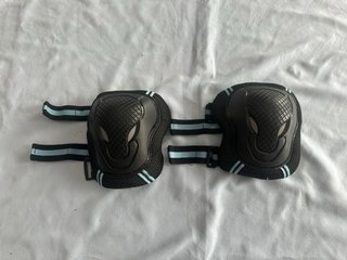 Patines en línea con protecciones, casco y funda.