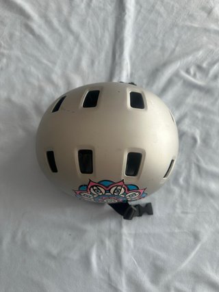 Patines en línea con protecciones, casco y funda.