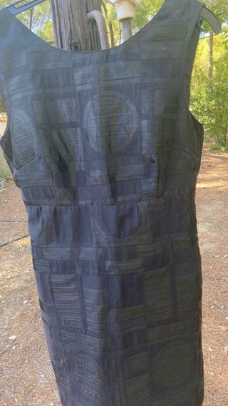 Vestido negro con estampado geométrico