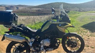 BMW F750GS  Moto Negra/Amarilla