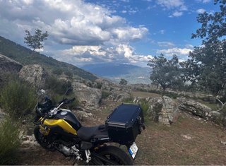 BMW F750GS  Moto Negra/Amarilla