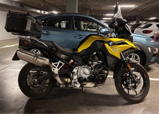 BMW F750GS  Moto Negra/Amarilla
