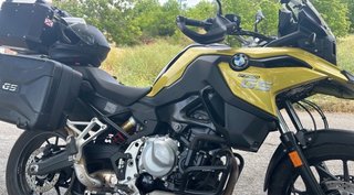 BMW F750GS  Moto Negra/Amarilla