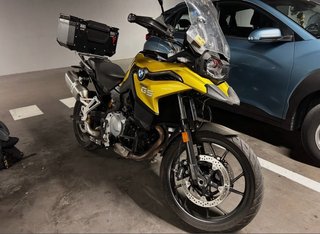 BMW F750GS  Moto Negra/Amarilla