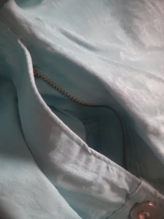 Pantalón turquesa T44 con rosas en relieve