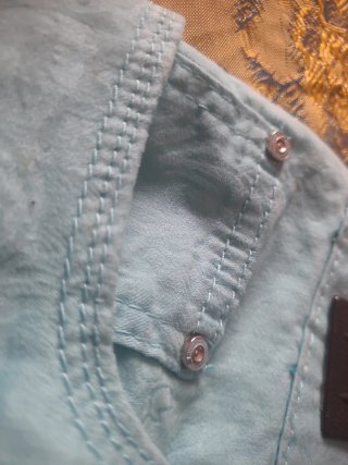 Pantalón turquesa T44 con rosas en relieve