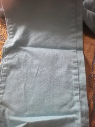 Pantalón turquesa T44 con rosas en relieve