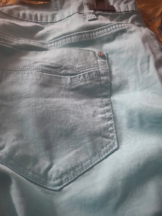 Pantalón turquesa T44 con rosas en relieve