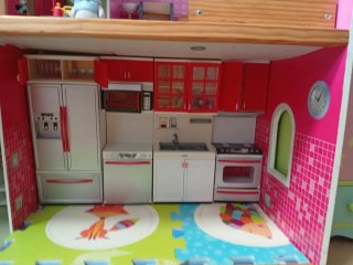 Casita de muñecas de madera