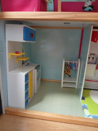 Casita de muñecas de madera