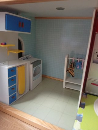 Casita de muñecas de madera