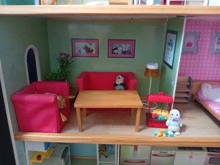 Casita de muñecas de madera