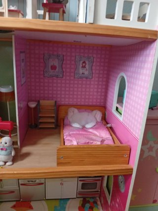 Casita de muñecas de madera