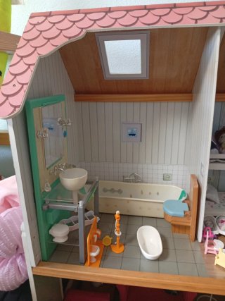 Casita de muñecas de madera