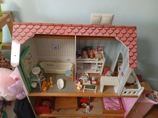Casita de muñecas de madera