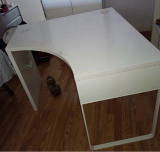 Escritorio esquinero blanco madera y metal