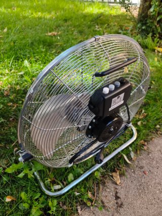 Ventilador de suelo metálico