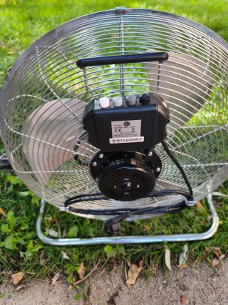 Ventilador de suelo metálico