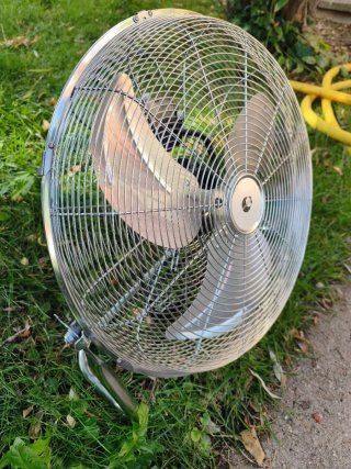 Ventilador de suelo metálico