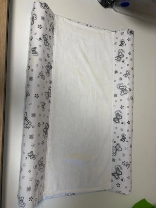 Cambiador de bebé con estampado de mariposas