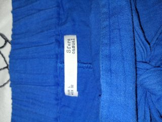 Pantalón corto azul con bordado blanco