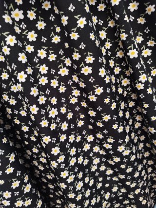 Vestito nero con fiorellini bianchi e gialli