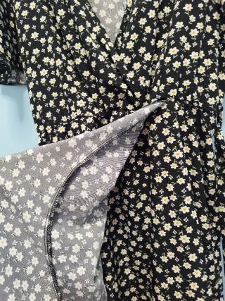Vestito nero con fiorellini bianchi e gialli