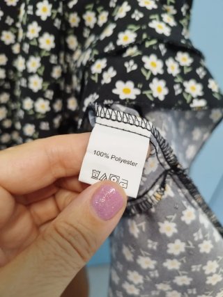 Vestito nero con fiorellini bianchi e gialli