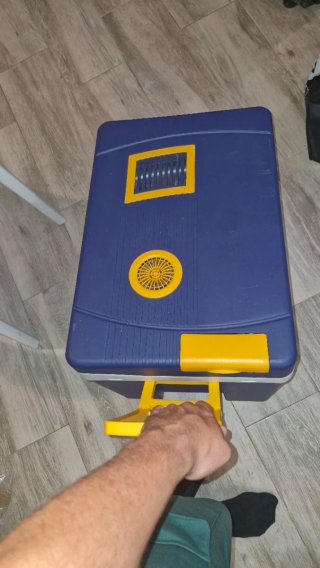 Nevera portátil azul con ruedas