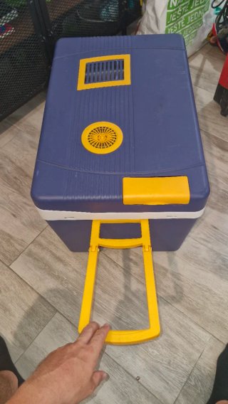 Nevera portátil azul con ruedas