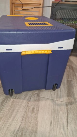 Nevera portátil azul con ruedas
