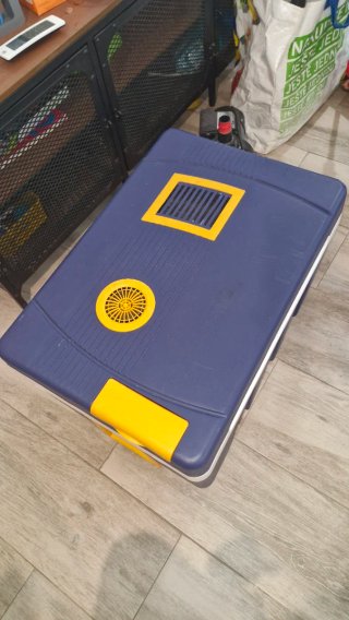 Nevera portátil azul con ruedas