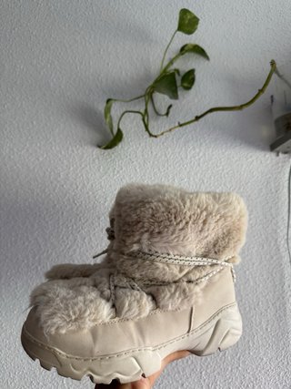 Botas Oysho beige con pelo
