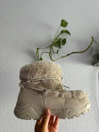 Botas Oysho beige con pelo