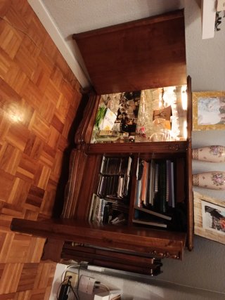 Cajón bar de madera con incrustaciones