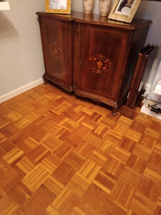 Cajón bar de madera con incrustaciones