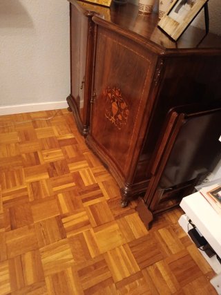 Cajón bar de madera con incrustaciones