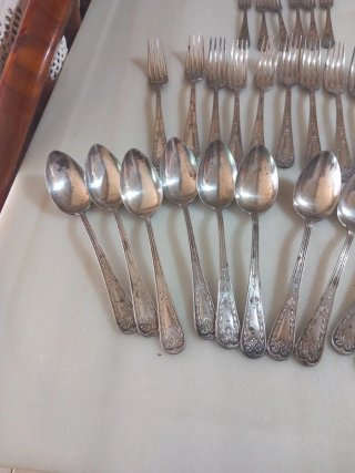 Antiguos cubiertos plateados de metal