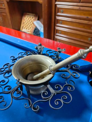 Almirez de bronce con soporte