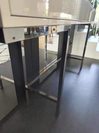 Mueble recibidor blanco y plateado