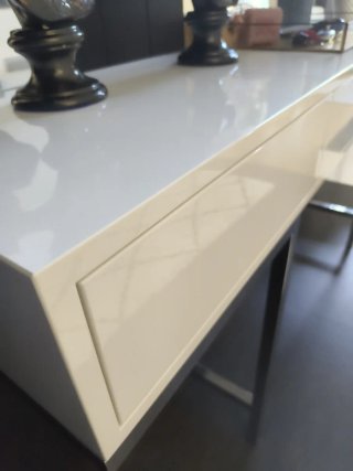 Mueble recibidor blanco y plateado