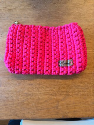 Bolso crochet fucsia con cadena multicolor