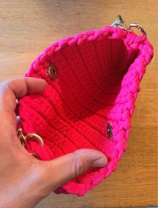 Bolso crochet fucsia con cadena multicolor
