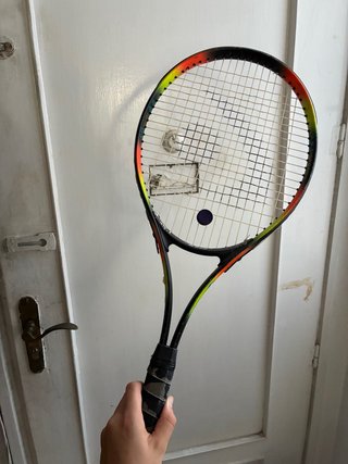 Raqueta de tenis con mango desgastado